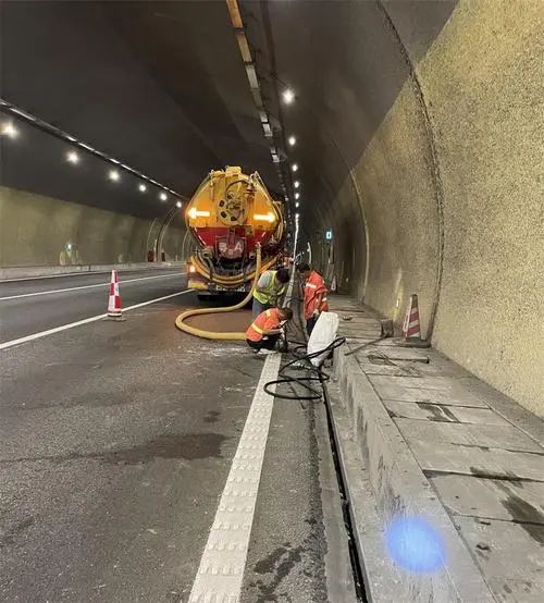 宽城隧道排水渠清淤